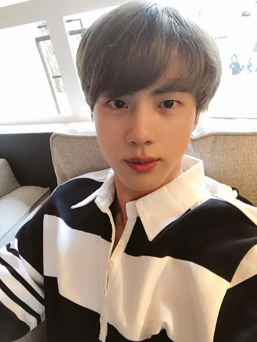 BTS진 착용 톰브라운 럭비티 1사이즈